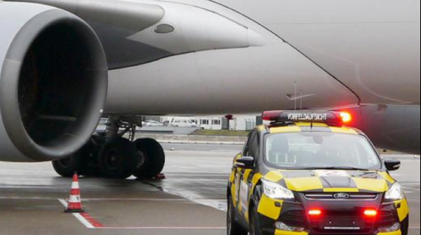 Safety assessment for the use of vehicle flashing lights on flight operation areas